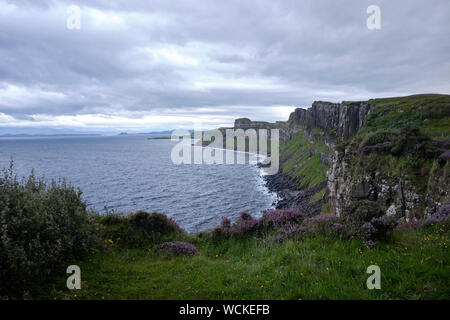 Il magnifico 90 metro Kilt Rock, che sembra straordinariamente simile a un kilt plissettata. Fatta di colonne di basalto in appoggio sulla base di pietra arenaria, uno potrebbe Foto Stock