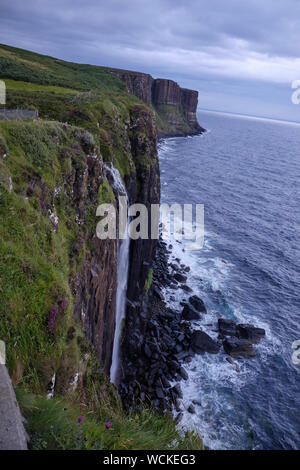 Il magnifico 90 metro Kilt Rock, che sembra straordinariamente simile a un kilt plissettata. Fatta di colonne di basalto in appoggio sulla base di pietra arenaria, uno potrebbe Foto Stock