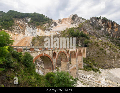 Ponti di Vara ponti nelle cave di marmo di Carrara, Toscana, Italia. Nelle Alpi Apuane. Delle cave di pietra di marmo è un settore industriale importante nel settore. Foto Stock
