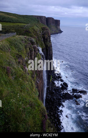 Il magnifico 90 metro Kilt Rock, che sembra straordinariamente simile a un kilt plissettata. Fatta di colonne di basalto in appoggio sulla base di pietra arenaria, uno potrebbe Foto Stock