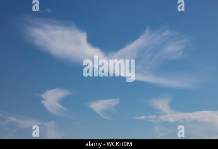 Angelo nuvole danzanti nel cielo blu Foto Stock
