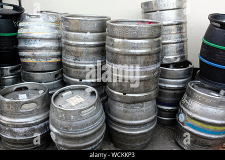 Acciaio inox barili di birra, fusti, botti al di fuori di un pub Foto Stock