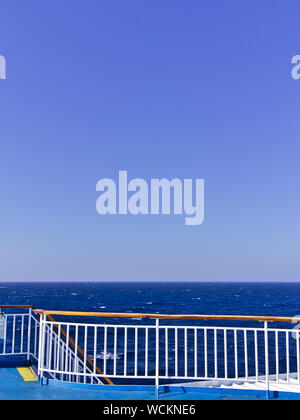 Ringhiera della nave ed il ponte mentre urlava sul mare aperto. Foto Stock