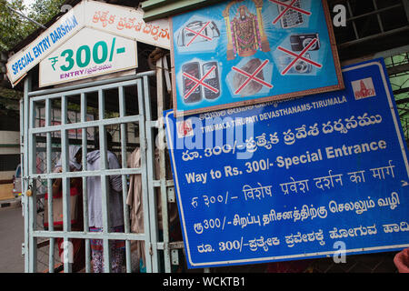 India Andhra Pradesh, Tirumala, segno presso il darshan speciale ingresso al Sri Venkateswara Swamy tempio di Tirumala. Foto Stock