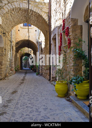 Stretto vicolo nel borgo medievale di Mesta a Chios Island, Grecia. Tradizionale di pietra villaggio fortificato. Foto Stock