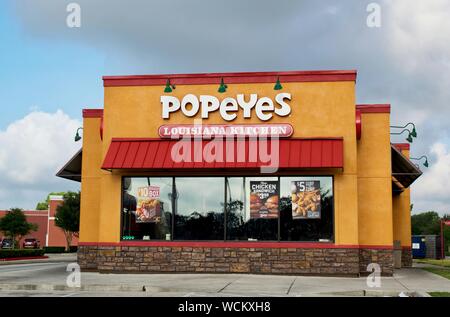 Popeye's pollo fritto riporre catene sono popolari nel sud degli Stati Uniti e sono una gustosa alternativa al KFC. Questo uno si trova a Atascocita, TX. Foto Stock
