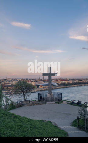 Croce statua della grotta chiesa sulla Collina di Gellert Foto Stock