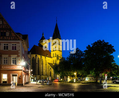 Esslingen am Neckar, Germania, 23 agosto 2019, la vecchia storica basilica di san Dionigi chiamato dionys dietro alberi sul marketplace di notte stellata con sk Foto Stock