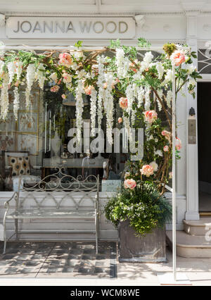 Composizioni floreali su shop fronti per il Chelsea in Bloom, London, Regno Unito Foto Stock