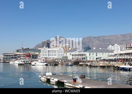 Il porto con il V e A Waterfront, Città del Capo, Western Cape, Sud Africa con Devils Peak e Table Mountain dietro Foto Stock
