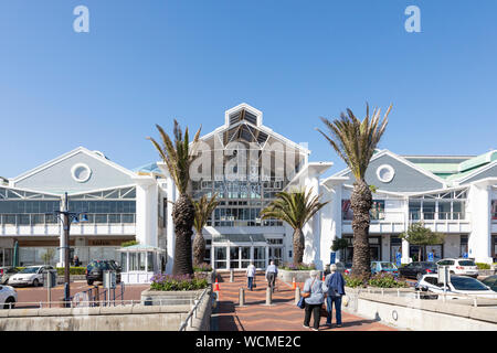 Coppie di anziani di entrare nel centro commerciale Victoria Wharf a V e A Waterfront, Città del Capo, Western Cape, Sud Africa Foto Stock