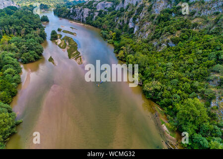 Vista aerea del team avventura facendo kayak su le fredde acque del fiume Nestos in Toxotes, Xanthi, Grecia. Fiume Nestos è uno dei più popolari Foto Stock