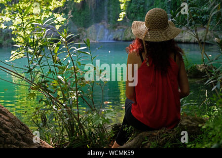 Una donna in Antalya Kursunlu cascata Foto Stock