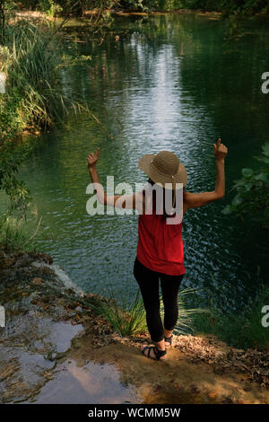 Una donna in Antalya Kursunlu cascata Foto Stock