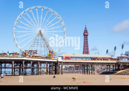 Blackpool, costa di Fylde, Lancashire, Inghilterra. La grande ruota sul molo centrale e la Blackpool Tower in background. Foto Stock