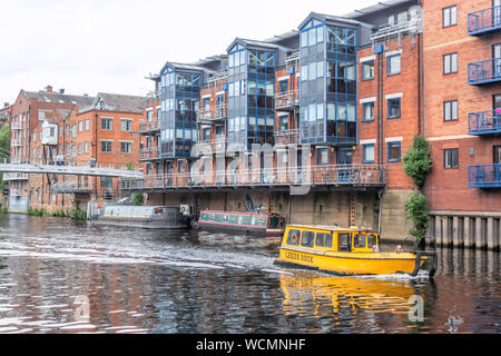 Barche ormeggiate a Leeds Dock, precedentemente noto come nuovo Dock e precedentemente Clarence Dock, Leeds, West Yorkshire, Inghilterra. Foto Stock