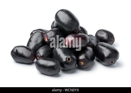 Cumulo di Jamun freschi frutti di bosco isolato su sfondo bianco Foto Stock