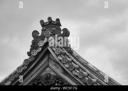 Alto frontone di stile giapponese casa in bianco e nero style Foto Stock