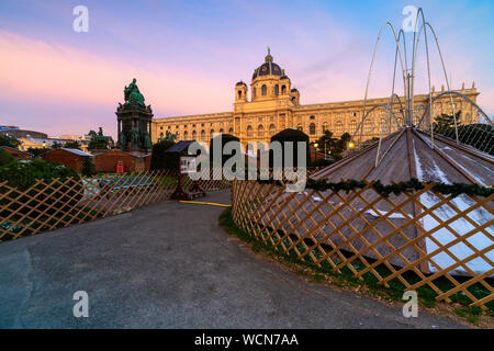 Sunrise oltre il tradizionale mercatino di Natale a Maria-Theresien-Platz, Vienna, Austria Foto Stock