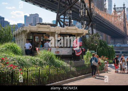 Roosevelt Island, vista del centro turistico al Franklin D Roosevelt quattro libertà Park a Roosevelt Island, New York City, Stati Uniti d'America Foto Stock