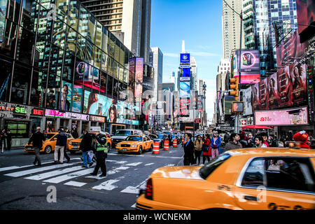 NEW YORK, NY, Stati Uniti d'America - 6 Novembre 2013: il tempo occupato vista sulla piazza con persone cielo blu e giallo taxi in NYC. Foto Stock