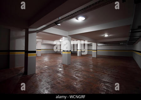 Nuovo parcheggio garage interno, edificio industriale,vuoto parcheggio sotterraneo dello sfondo. Foto Stock