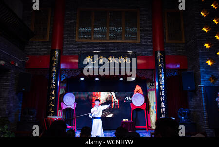 Chengdu, Cina - 26 Luglio 2019: artigiano cerimonia del tè mostrano prestazioni al cinese opera house a Chengdu, nella provincia di Sichuan della Cina Foto Stock