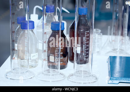 Attrezzature di laboratorio per il controllo della qualità dell'acqua. Tecnologia dell'acqua. Foto Stock