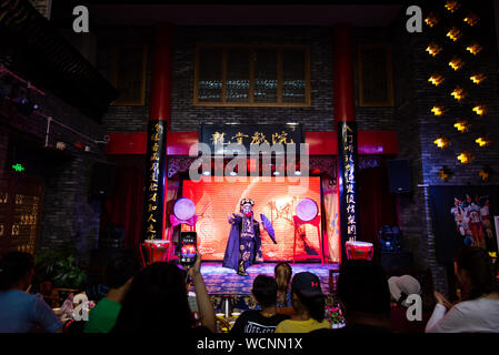 Chengdu, Cina - 26 Luglio 2019: Face-modifica cinese del Sichuan del teatro dell opera di prestazioni stunt show sul palco a Chengdu Cina Foto Stock