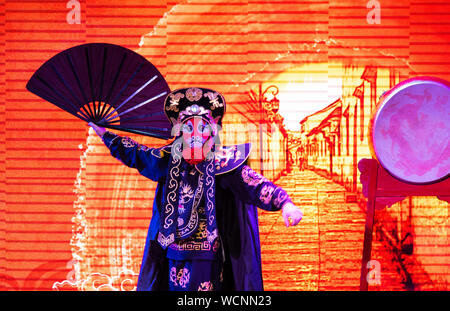 Chengdu, Cina - 26 Luglio 2019: Face-modifica cinese Szechuan opera teatro stunt show performance sul palco a Chengdu Cina Foto Stock