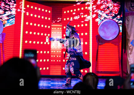 Chengdu, Cina - 26 Luglio 2019: Face-modifica cinese Szechuan opera teatro stunt show performance sul palco a Chengdu Cina Foto Stock