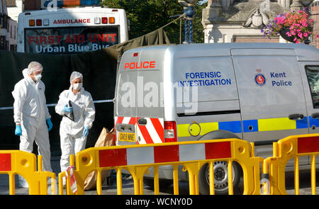 Maidstone, Kent, Regno Unito. Cordone di polizia fuori dal centro città di domenica mattina mentre i team forense indagare sulla scena di numerosi stabbings lo per tutta la notte. Foto Stock