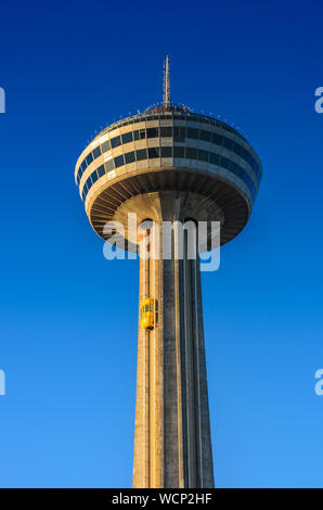 La famosa Torre Skylon contro un profondo cielo blu in Niagara Falls, Canada. Foto Stock
