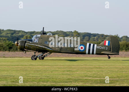 Avro Anson T21 navigazione piano trainer presso i bambini hanno bisogno di poca aria Gransden & Car Show, UK. Tenuto fuori dal campo di aviazione di erba in giornata soleggiata Foto Stock