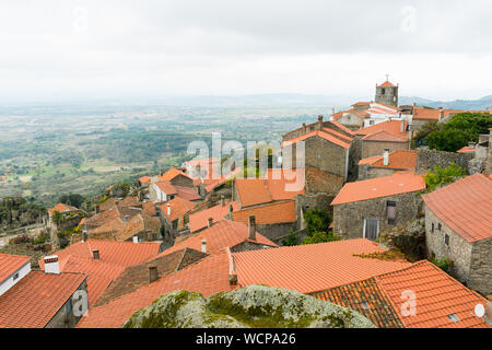 Vista del famoso villaggio di Monsanto, Portogallo Foto Stock