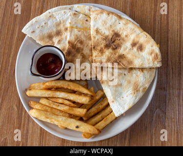 Quesadilla e patatine fritte sulla piastra, girato da sopra Foto Stock