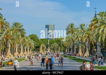 Una folla di gente che cammina verso il Parc de la Ciutadella di fronte all'Arc de Triomf a Barcellona, Spagna, Europa. Foto Stock