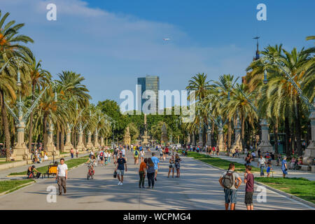 Una folla di gente che cammina verso il Parc de la Ciutadella di fronte all'Arc de Triomf a Barcellona, Spagna, Europa. Foto Stock