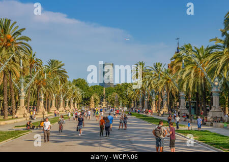 Una folla di gente che cammina verso il Parc de la Ciutadella di fronte all'Arc de Triomf a Barcellona, Spagna, Europa. Foto Stock