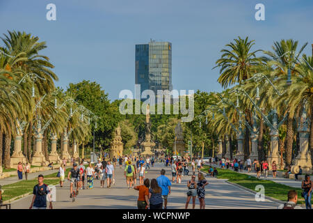 Una folla di gente che cammina verso il Parc de la Ciutadella di fronte all'Arc de Triomf a Barcellona, Spagna, Europa. Foto Stock