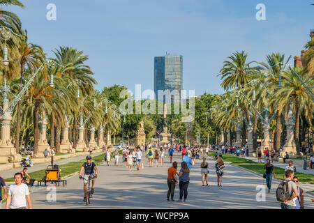 Una folla di gente che cammina verso il Parc de la Ciutadella di fronte all'Arc de Triomf a Barcellona, Spagna, Europa. Foto Stock