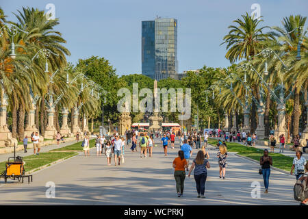 Una folla di gente che cammina verso il Parc de la Ciutadella di fronte all'Arc de Triomf a Barcellona, Spagna, Europa. Foto Stock