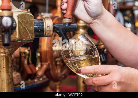 Barista serve la canna da bere. La mano e il vino tocca. Foto Stock