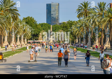 Una folla di gente che cammina verso il Parc de la Ciutadella di fronte all'Arc de Triomf a Barcellona, Spagna, Europa. Foto Stock