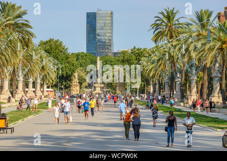 Una folla di gente che cammina verso il Parc de la Ciutadella di fronte all'Arc de Triomf a Barcellona, Spagna, Europa. Foto Stock