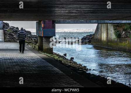 Uomo che cammina attraverso il sottopassaggio in New Plymouth, Nuova Zelanda Foto Stock