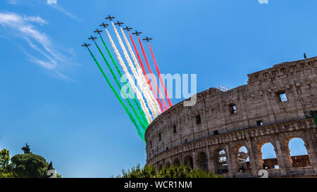 Roma, Italia - 2 Giugno 2019: acrobatica italiana squadra aerea "Frecce Tricolore sorvolando il Colosseo al giorno della Repubblica di Roma, Italia Foto Stock