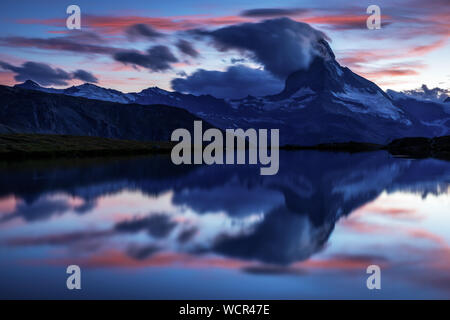 Il Cervino riflesso nel Stellisee al tramonto, Zermatt, Vallese, Svizzera Foto Stock