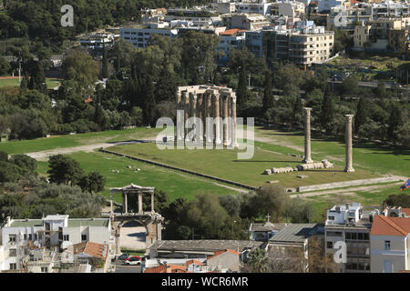 Tempio di Zeus Olimpio (Olympieion) e l'Arco di Adriano - Athens, Grecia Foto Stock