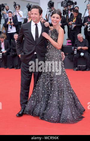 Venezia, Italia. 28 Agosto, 2019. 76° Festival del Cinema di Venezia 2019, tappeto rosso film "La verite" e cerimonia di apertura. Nella foto: Alessandra Mastronardi, Ross McCall Credit: Indipendente Agenzia fotografica/Alamy Live News Foto Stock